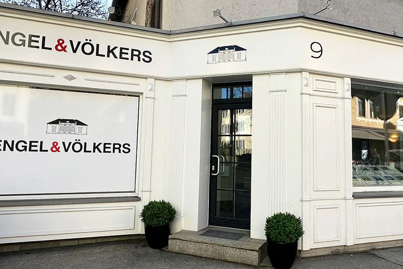 Primary image (AI selected)