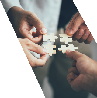 4 mains tenant des pièces de puzzle qui semblent s