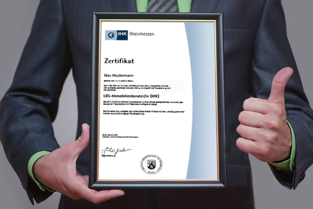 Mitarbeiter der LBS Immobilien GmbH Süd präsentiert stolz IHK-Zertifikat als Immobilienberater – Symbol für Kompetenz und Professionalität.