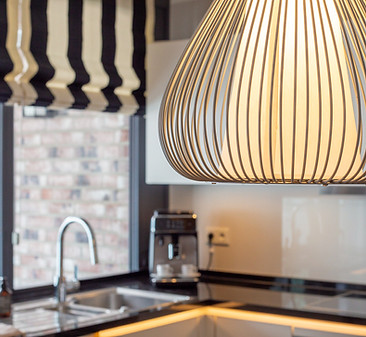 Stylische Lampe und Küche im Hintergrund