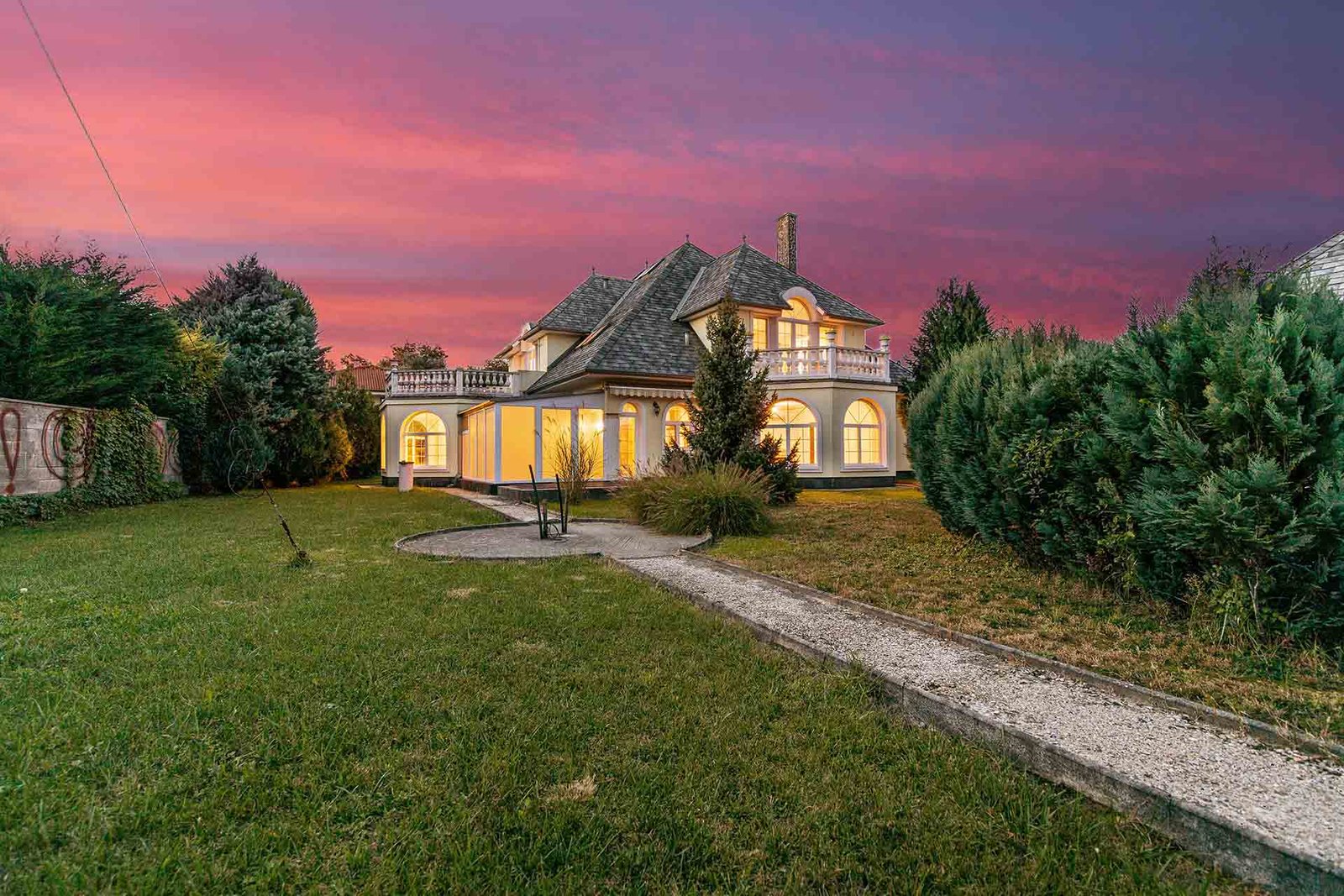 Primary image (AI selected)