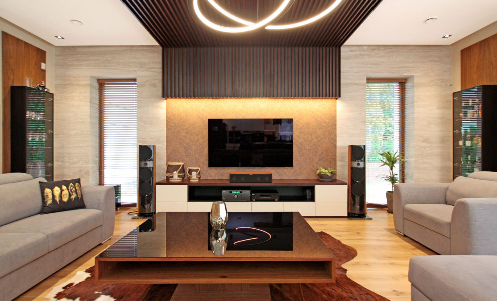 współczesny salon w domu z lamelami