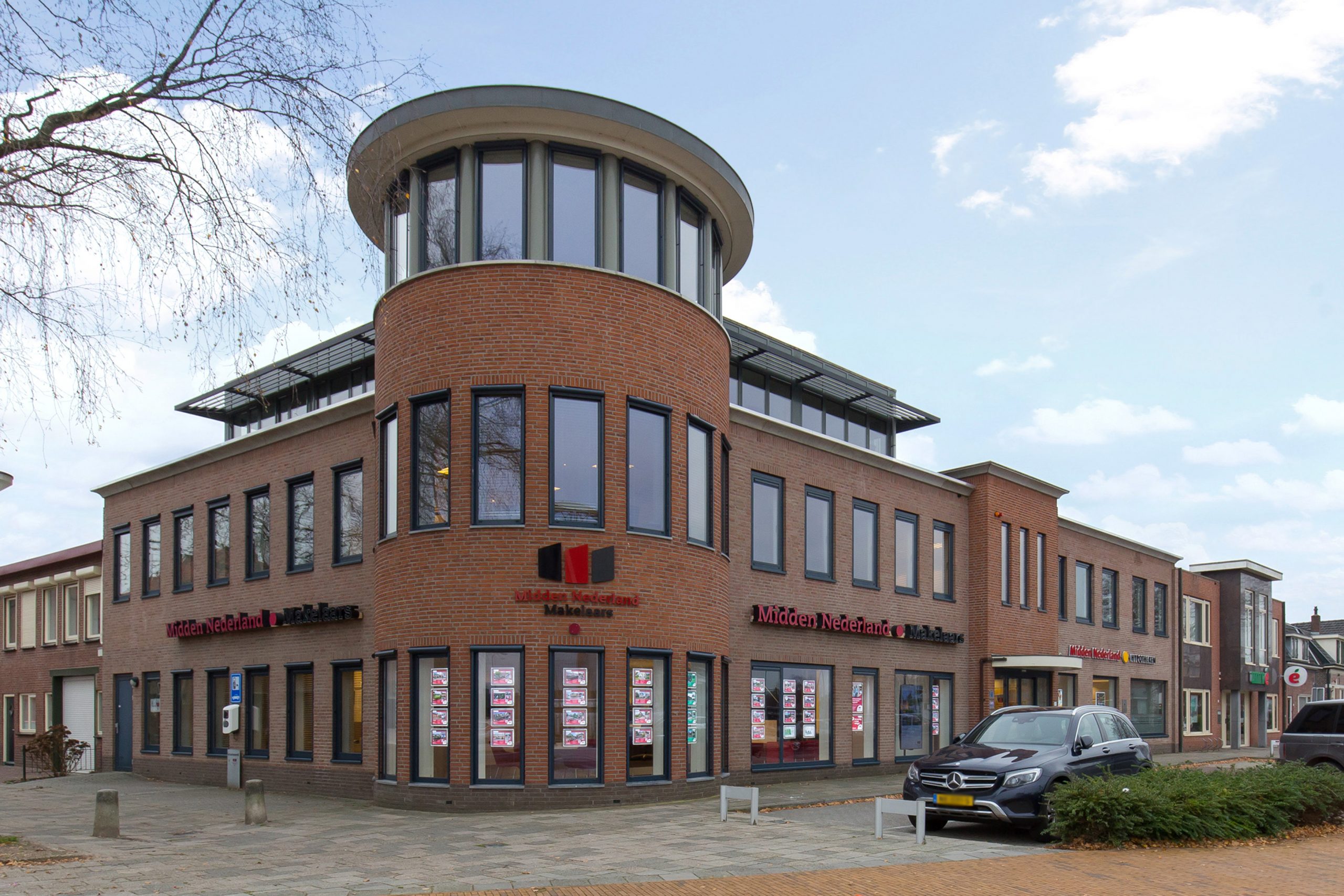 Primary image (AI selected)