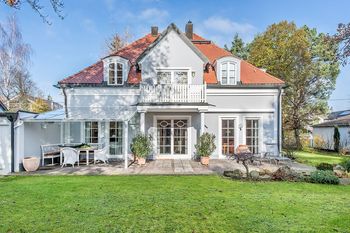 Primary image (AI selected)