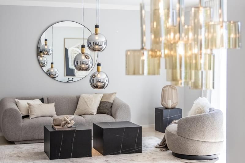 Eine Innenansicht eines modernen, luxuriösen Wohnraums mit eleganter Architektur, einem Designtisch, Bodenbelag und Fenster.